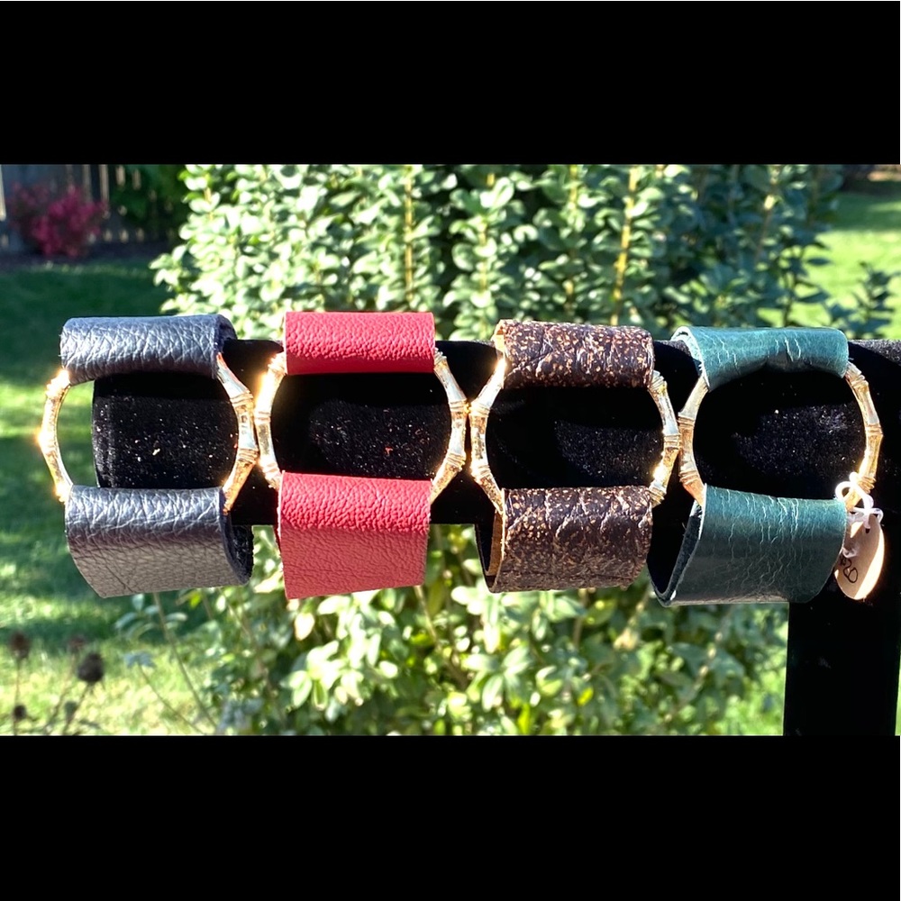 Leather Cuffs with Gold Ring - black